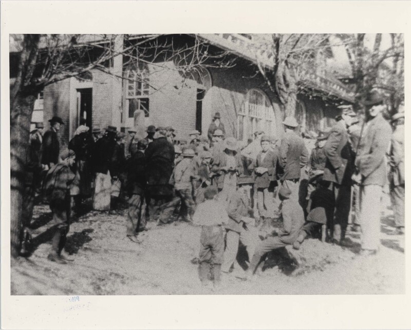 Mills-Lewis_Hine_Huntsville_Photographs-Dallas_Mill_Saturday_Nov_1910_Closing_Time (1).jpg